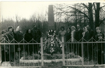 У могилы комсомольцев, расстрелянных 27 июня 1942 г. д. Буконтово.jpg