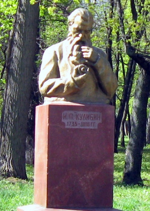 Памятник И. Кулибину в Н. Новгороде.jpg