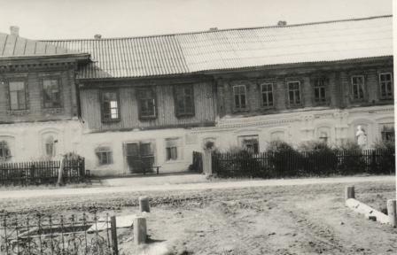 Школа села русские раи, которая сгорела в 1990 году.jpg