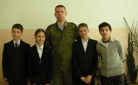 Андрей Николаевич Простакишин со школьниками.JPG