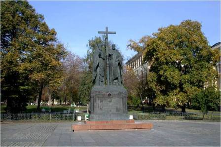 Памятник Кириллу и Мефодию на Славянской площади в Москве.jpg