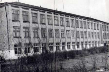 Здание школы, построенное в 1968 году..jpg