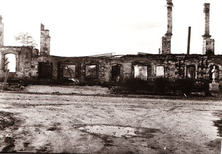 Школа села русские краи. здание после пожара 11 мая 1990 года.jpg
