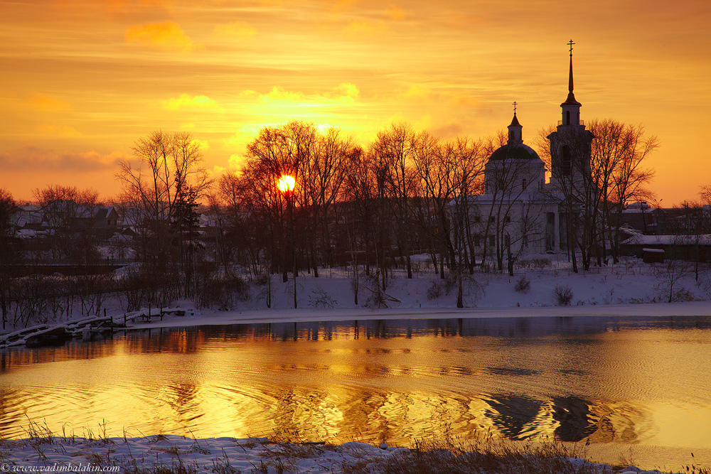 Храм Север осень река