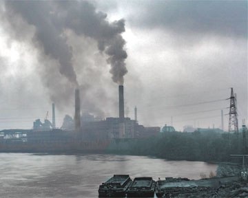 Иллюстрация загрязнения воздуха заводом тяжелой промышленности.jpg
