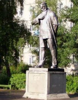 Памятник А.Е.Фаворскому на улице Фаворского в г.Павлово.jpg