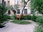 Скульптура Золотая корова Иркутск.jpg