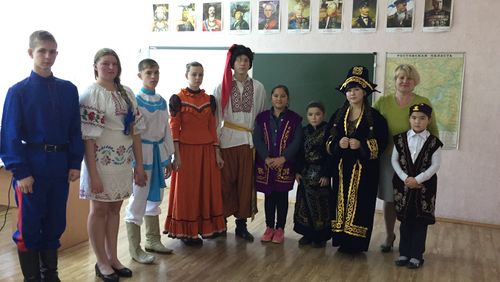 Руководитель команды Солонцы с учениками в национальных костюмах.JPG