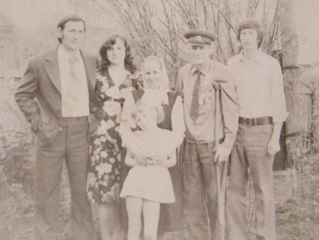 Иван Алесандрович (второй справа)со своей семьей
