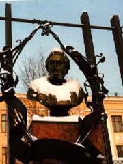 Памятник Мусоргскому в Железногорске.jpg