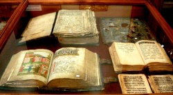 Фрагмент экспозиции музея. Старопечатные и рукописные книги
