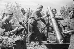 Советские артиллеристы у 120-мм миномета на Курской дуге.jpeg