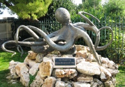 Скульптура украшает вход в музей океанографии