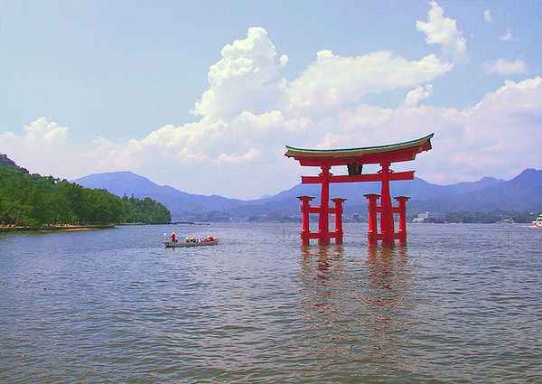 800px-Itsukushima torii distance Lic1.jpg