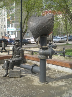 Памятник водопроводчику в городе Перми.JPG