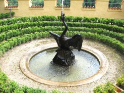 Внутренний двор замка Хоэншвангау украшает фонтан, увенчанный фигурой черного лебедя