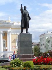Памятник Ленину на площади Ленина в Железногорске.jpg
