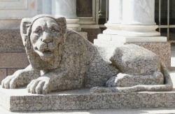 Вход в колоннаду охраняют вырубленные из гранита львы