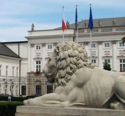 Жители Варшавы говорят, что львы рычат, если мимо них проходит по настоящему порядочный человек.