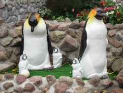 Скульптурная группа украшает территорию зоопарка "Лимпопо"