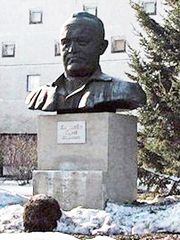 Памятник Королеву у ШК в Железногорске.jpg