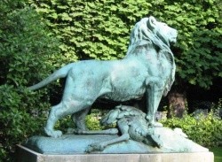 Скульптура изображает финальную сцену охоты льва
