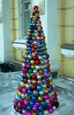 2008-Мурманск-ёлка из шаров.JPG