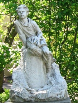 Памятник находится у дома Каширина в котором прошло детство писателя Горького А.М. (Пешкова А.М.)