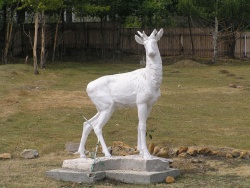 Скульптура оленя в хвалынском национальном парке
