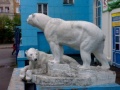 Городская скульптура Белые медведи, Мурманск.jpg