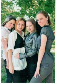 Елена Боброва с друзьями.jpg