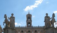 Лестница Капитолия со статуями Диоскуров и Сенаторский дворец в Риме.jpg