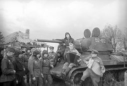 Советские танкисты возле Т-34 слушают игру на баянах.jpeg