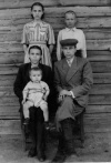 Вилль Конрад Готлибович с женой и детьми 1950г..jpg